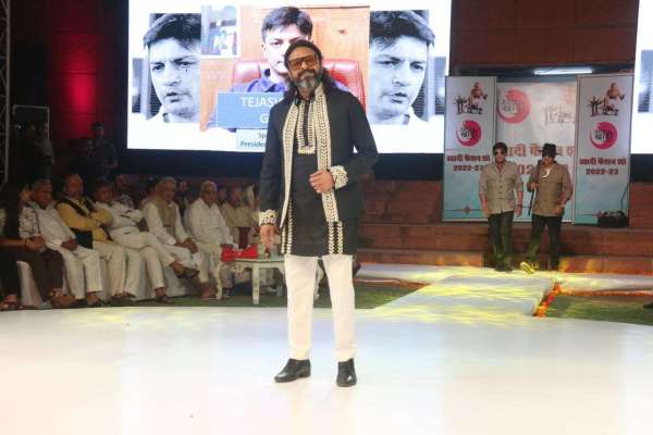 राजस्थान की नामी हस्तियों के साथ युवा मॉडल्स का कैटवॉक