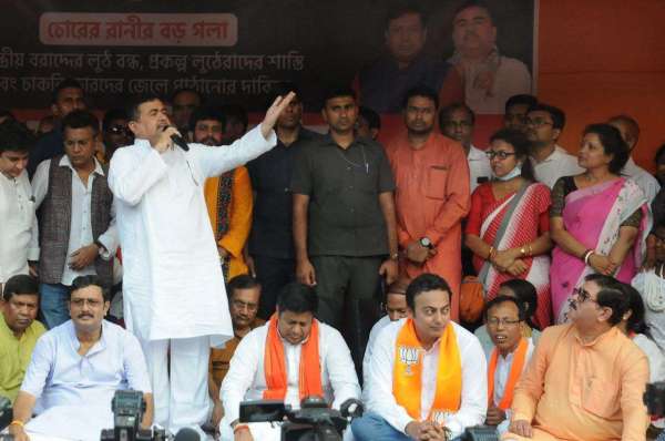 महानगर की सड़कों पर दिन भर राजनीतिक दंगल