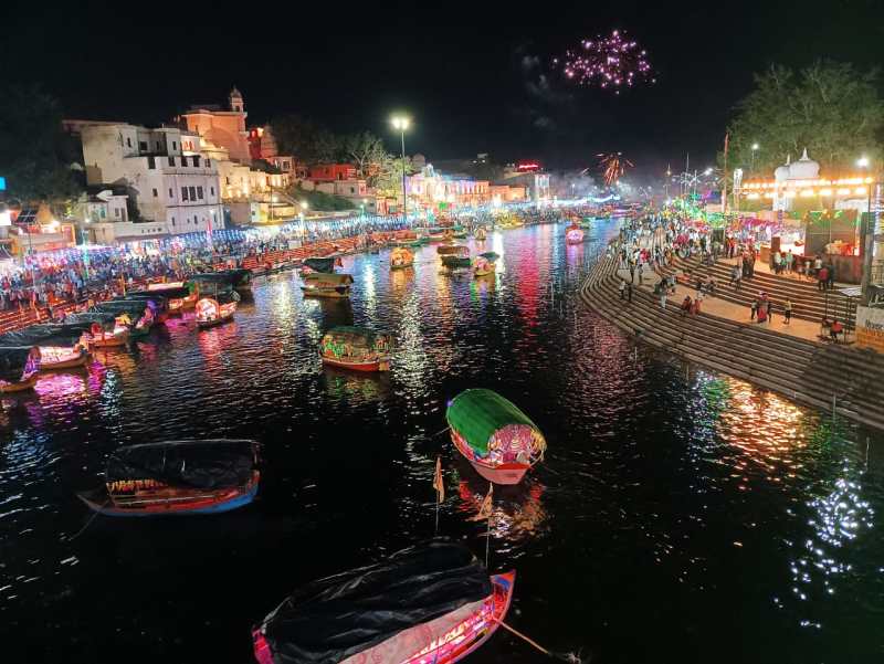 दुल्हन की तरह सजा चित्रकूट का रामघाट