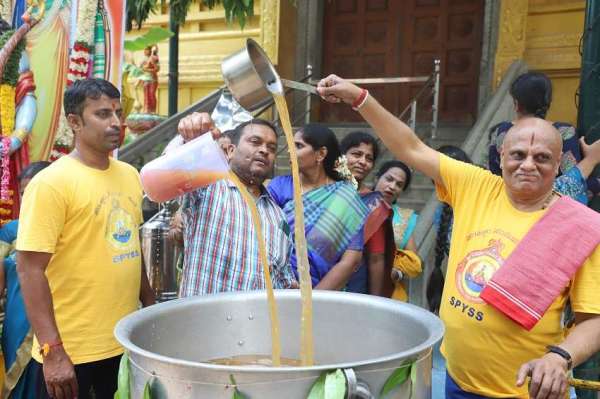 राम नवमी पर मंदिरों में श्रद्धालुओं की भीड़