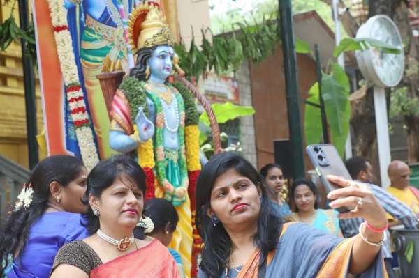 राम नवमी पर मंदिरों में श्रद्धालुओं की भीड़