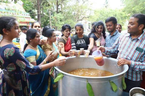 राम नवमी पर मंदिरों में श्रद्धालुओं की भीड़