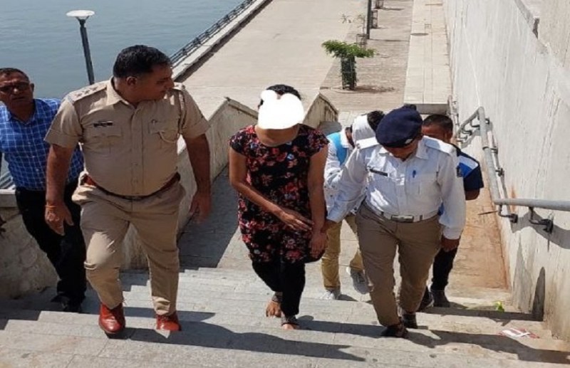 Ahmedabad: रिवरफ्रंट पर आत्महत्या की कोशिश कर रही युवती को ट्रैफिककर्मी ने बचाया