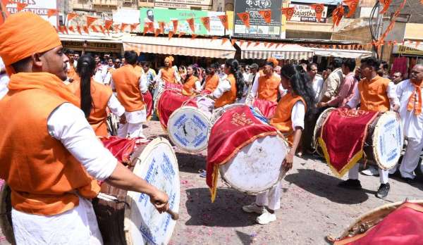  ढोल वादक रहे आकर्षण का केन्द्र।