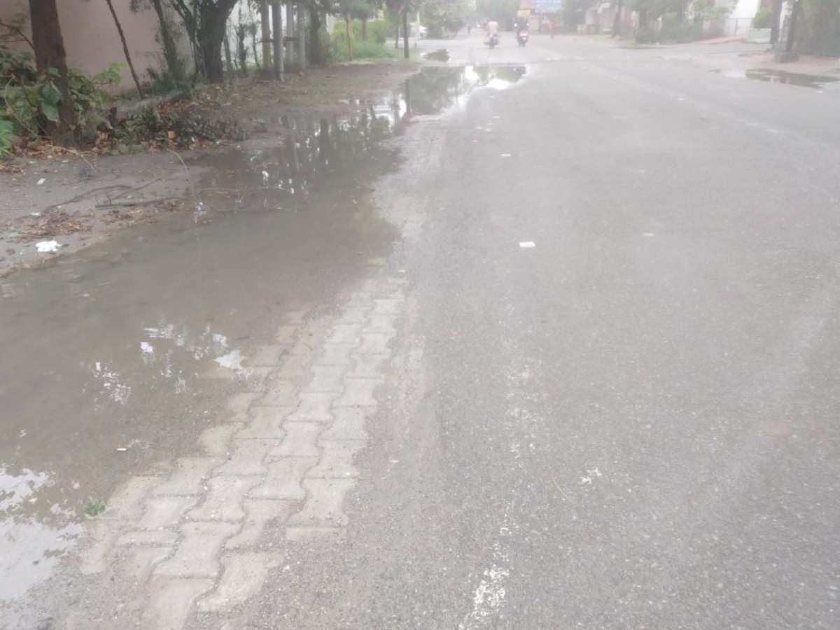 Meerut weather: आंधी और पानी से शहर की बिजली गुल, हाइवे पर गिरे पेड़