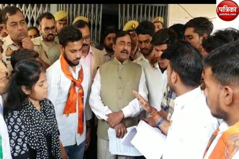 कुलपति को ज्ञापन देते छात्र नेता