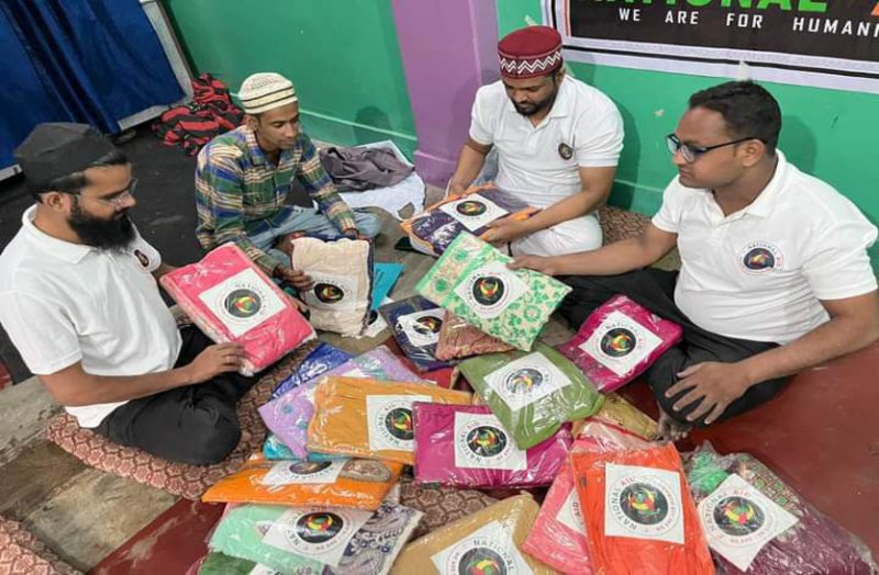 विधवाओं के लिए नए कपड़े पैक करती नेशनल ऐड टीम