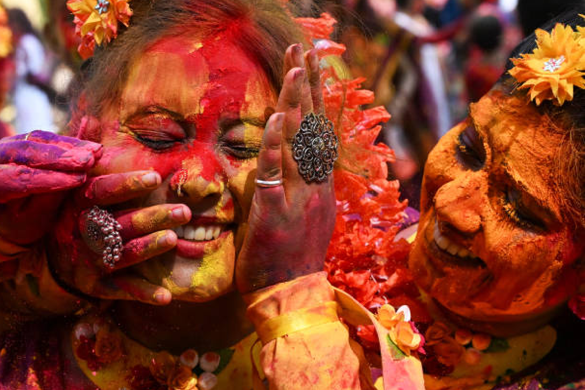 Holi 2025: राजस्थान की इस खास होली को देखने दर्जनों गांवों के लोग आते हैं, खेली
जाती है ब्रज की लट्ठमार होली की तर्ज पर