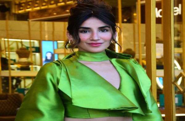 girls hostel fame actress parul gulati