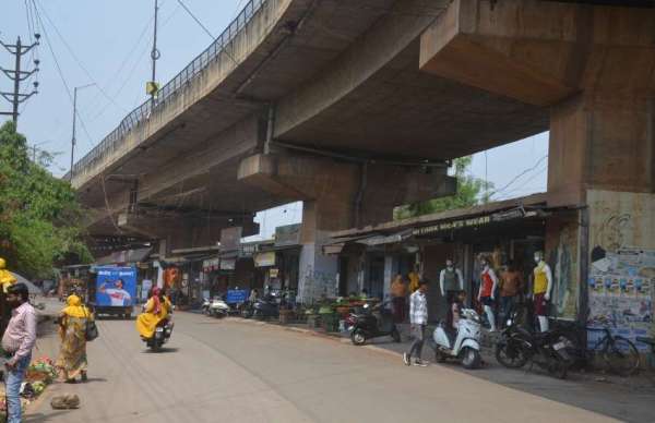 हमारे फ्लाईओवर के नीचे ऐसी तस्वीर