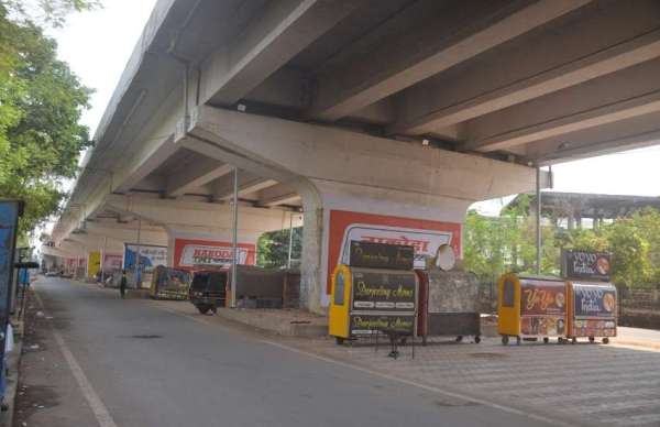 हमारे फ्लाईओवर के नीचे ऐसी तस्वीर
