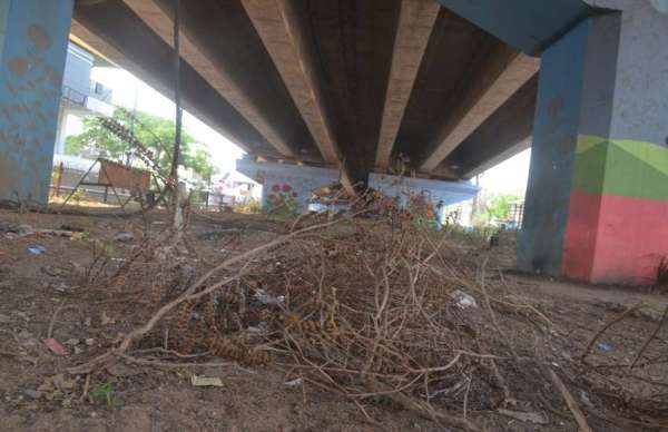 हमारे फ्लाईओवर के नीचे ऐसी तस्वीर