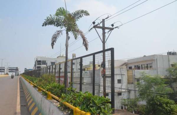 हमारे फ्लाईओवर के नीचे ऐसी तस्वीर