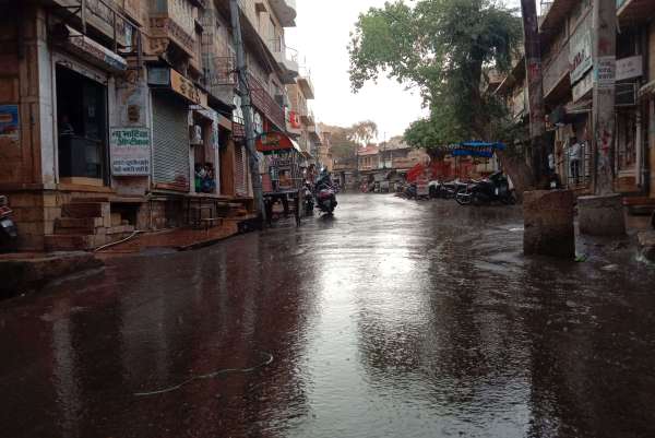 सडक़ें पानी से तरबतर हो गई 