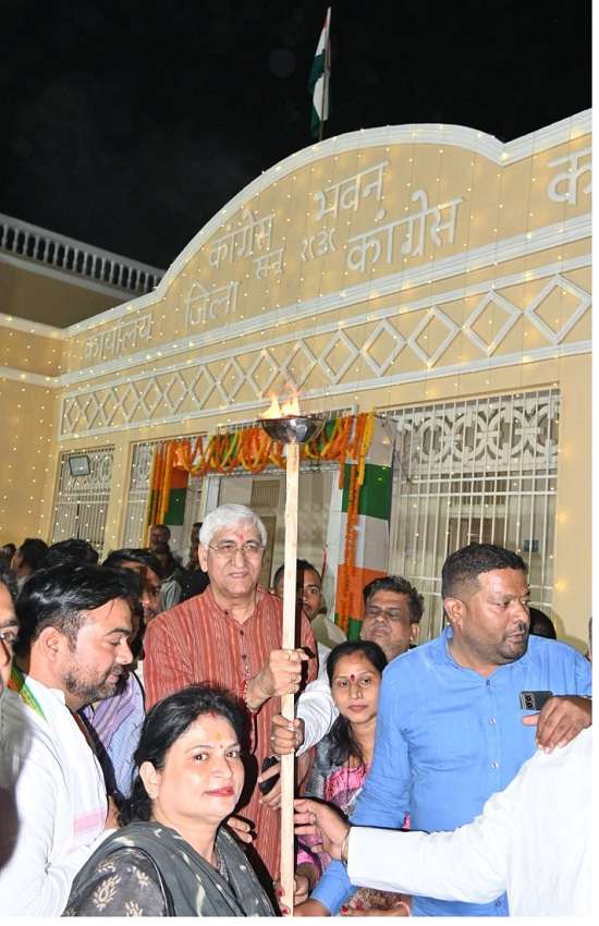  कांग्रेसियों ने मशाल रैली निकालकर जताया विरोध