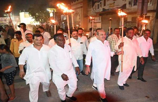  कांग्रेसियों ने मशाल रैली निकालकर जताया विरोध