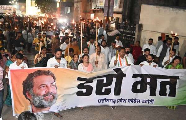  कांग्रेसियों ने मशाल रैली निकालकर जताया विरोध