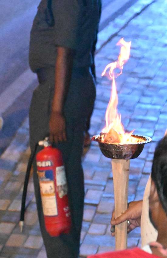  कांग्रेसियों ने मशाल रैली निकालकर जताया विरोध