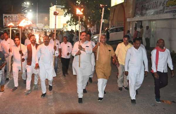 कांग्रेस ने निकाली लोकतंत्र बचाओ मशाल शांति मार्च