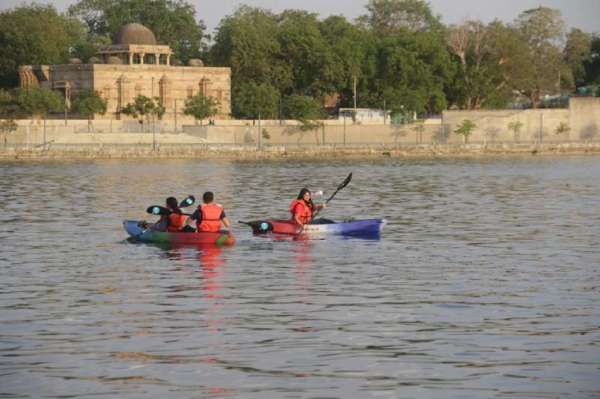 अहमदाबाद के साबरमती रिवरफ्रंट पर अब कयाकिंग का लुत्फ