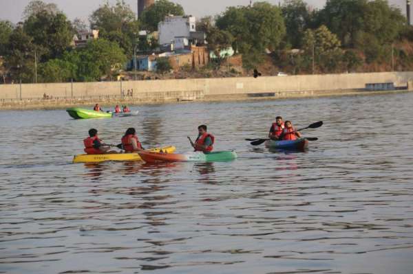 अहमदाबाद के साबरमती रिवरफ्रंट पर अब कयाकिंग का लुत्फ