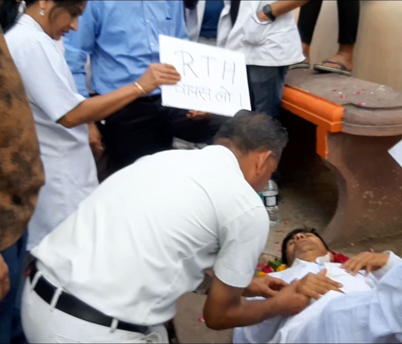 राइट टू हेल्थ बिल के विरोध में सड़कों पर उतरे चिकित्सक, एक चिकित्सक की बिगड़ी तबीयत, आईसीयू में भर्ती