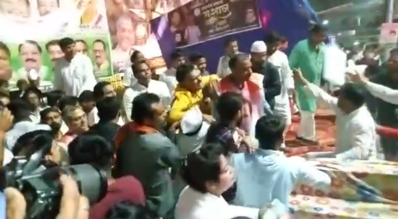 VIDEO : राहुल मामले में कांग्रेसियों ने निकाली मशाल रैली, जिंदाबाद के नारे के साथ ही भरभरा कर गिरा मंच, हुए घायल