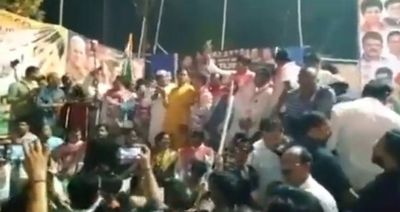 Watch video: भाषण के दौरान कांग्रेस का मंच गिरा , कांग्रेस प्रदेश अध्यक्ष कार्यकर्ताओं को कर रहें थे सम्बोधित