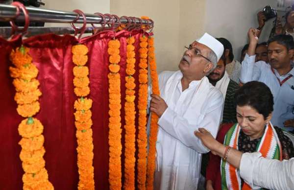 भवन के उद्धाट्न सत्र में प्रभारी कुमारी सैंलजा और मुख्यमंत्री भूपेश बघेल 