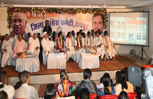 कांग्रेस भवन पर बने फिल्म का प्रसारण