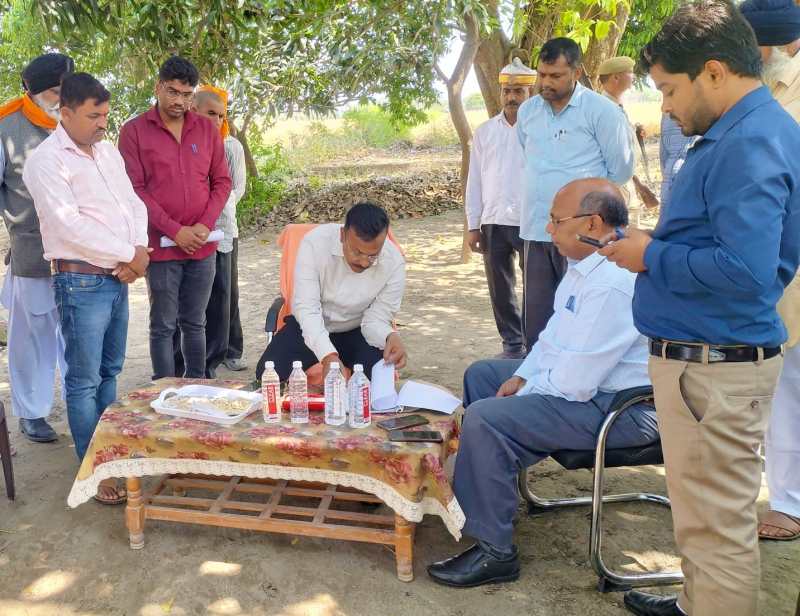 विश्वविद्यालय की प्रस्तावित जमीन डोमा कल्पी में निरीक्षण करते अपर आयुक्त