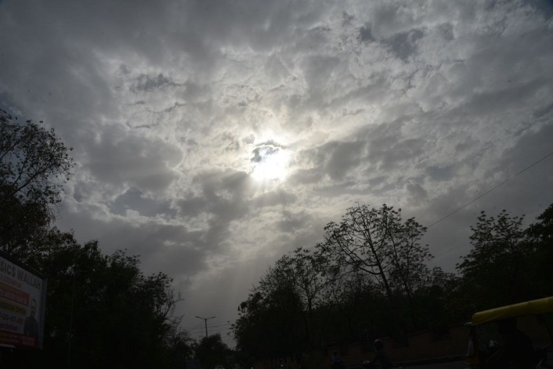 jodhpur : दोपहर में चली धूलभरी आंधी, शाम को छाए बादल