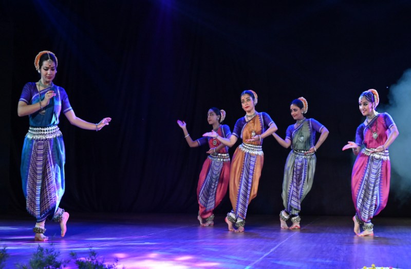 ओडिसी नृत्य से दिखाया श्रीकृष्ण का बाल रूप और राधा से मिलन