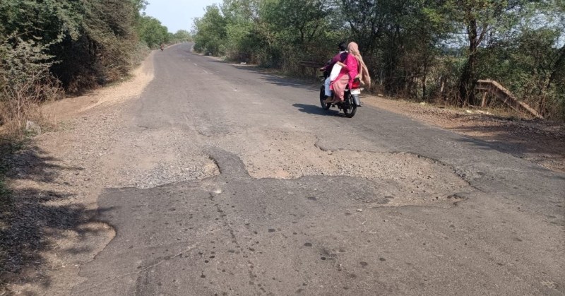 कमरतोड़ सड़क... गुना से अशोकनगर की सीमा तक 20 किमी में 1236 गड्ढे