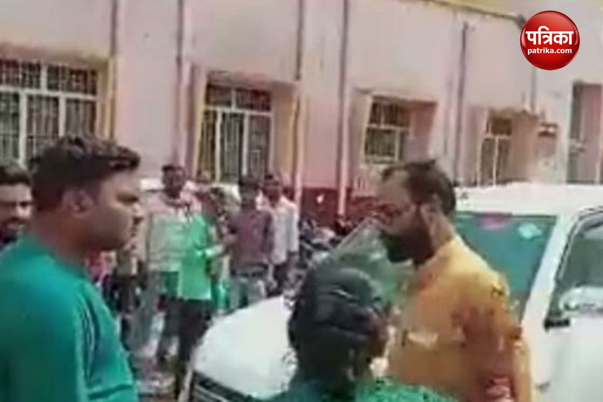 Car in front ambulance in Sitapur patient died