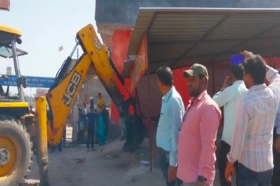 Video:गाजियाबाद पुलिस ने सड़क पर हो रहे अतिक्रमण के खिलाफ की कार्रवाई