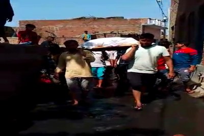 Video:बागपत  के बिनौली में ग्रामीण के शव को गंदे पानी से लेकर शमशान पहुचे ग्रामीण