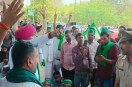Video:नोएडा में आरटीओ ऑफिस के सामने रोड को बंद करके  किसान धरने पर बैठे