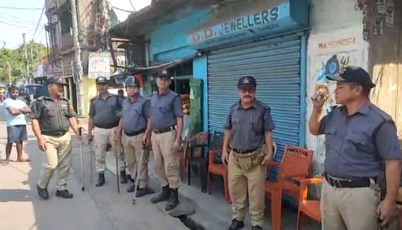 पटरी पर लौट रहा जनजीवन, चप्पे-चप्पे पर तैनात पुलिस के जवान