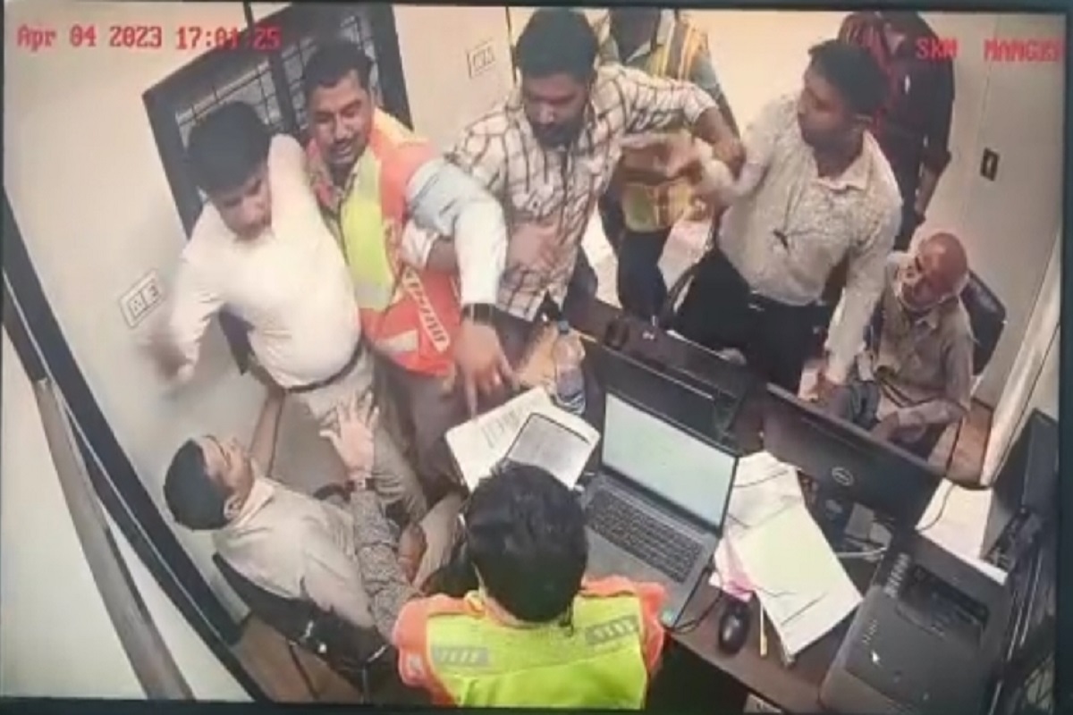 Video:ग्रेटर नोएडा दादरी टोल प्लाजा पर दबंगों ने कर्मचारियों के साथ जमकर कि
मारपीट