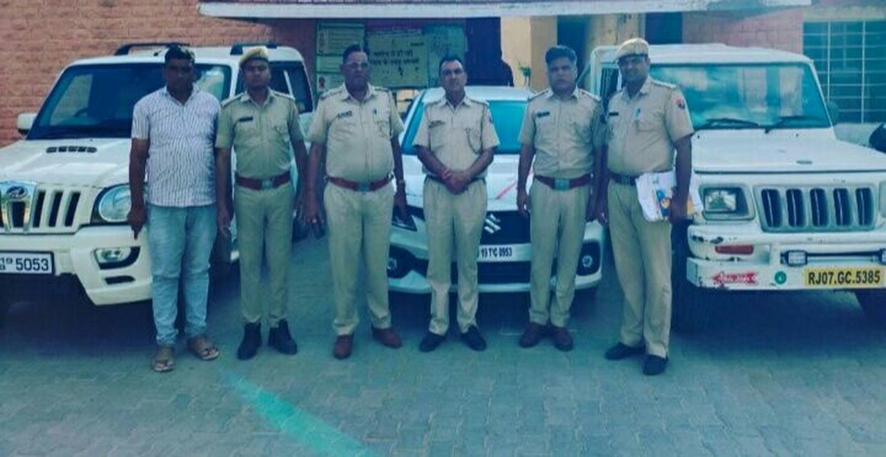 फायरिंग के इनामी आरोपी नहीं मिले, चार वाहन व रुपए जब्त