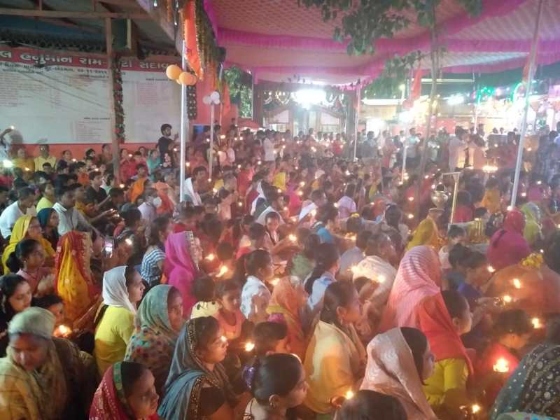 Ahmedabad नागरवेल हनुमान मंदिर में 11000 दीयों की आरती