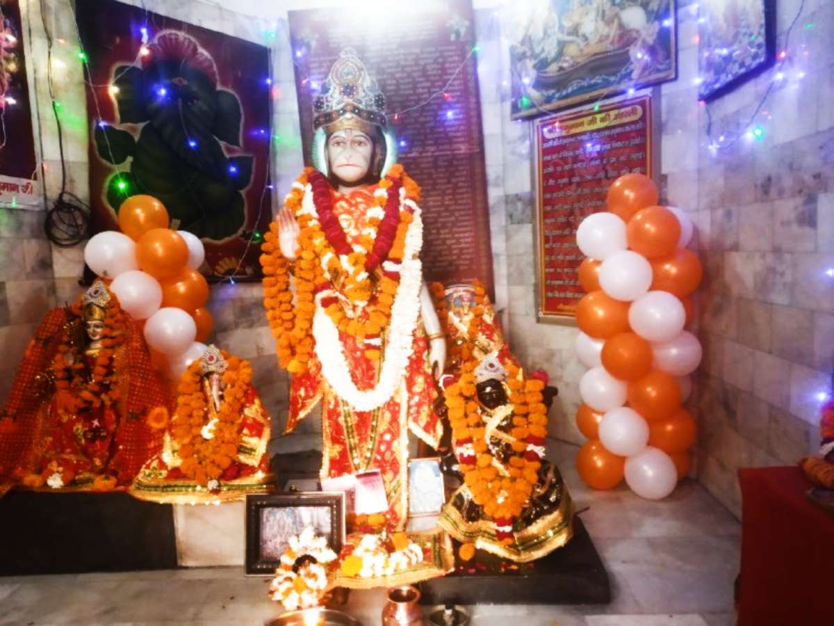 Hanuman Jayanti Program: सड़कों पर भंडारे मंदिरों में सुंदरकांड का आयोजन, देखें वीडियो