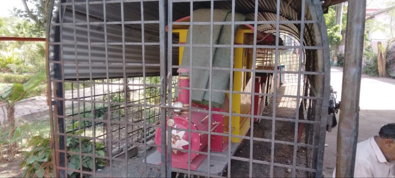 पार्क में बंद पड़ी बच्चों की ट्रॉय ट्रेन, फव्वारा भी सूखा पड़ा
