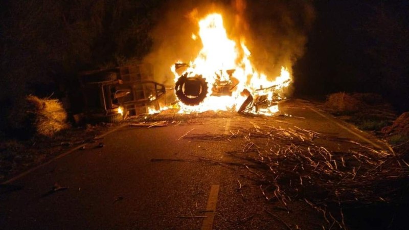  ट्रैक्टर-ट्रॉली को आग लगा दी।