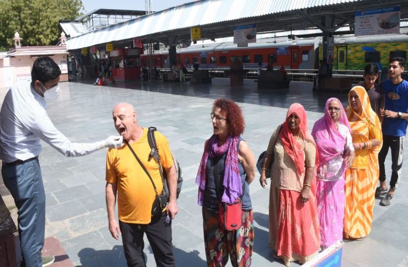 रूप बदल कर आया कोविड, इस बार ऐसे लक्षण आएं, तो न करें इग्नोर...