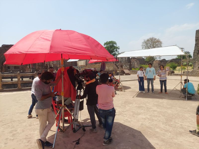 मांडू के खंडहरों में गूंज रहा लाईट, कैमरा एक्शन