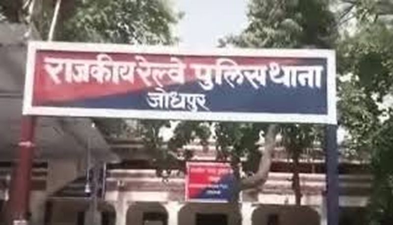 ट्रेन में इटली की युवती से छेड़छाड़, टॉयलेट में बंद होकर छुपी