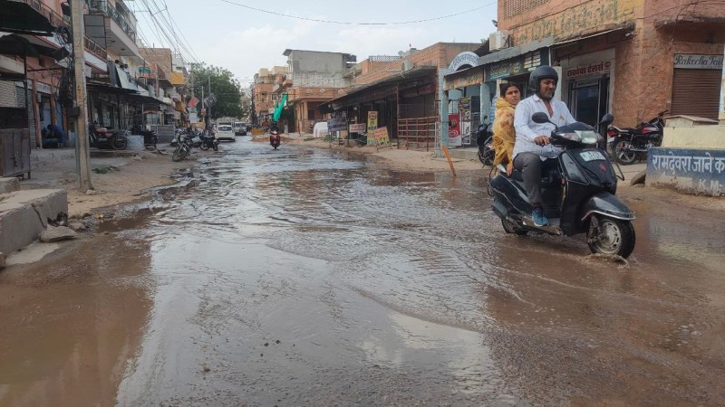 jodhpur : सड़क पर बह गया हजारों लीटर पानी