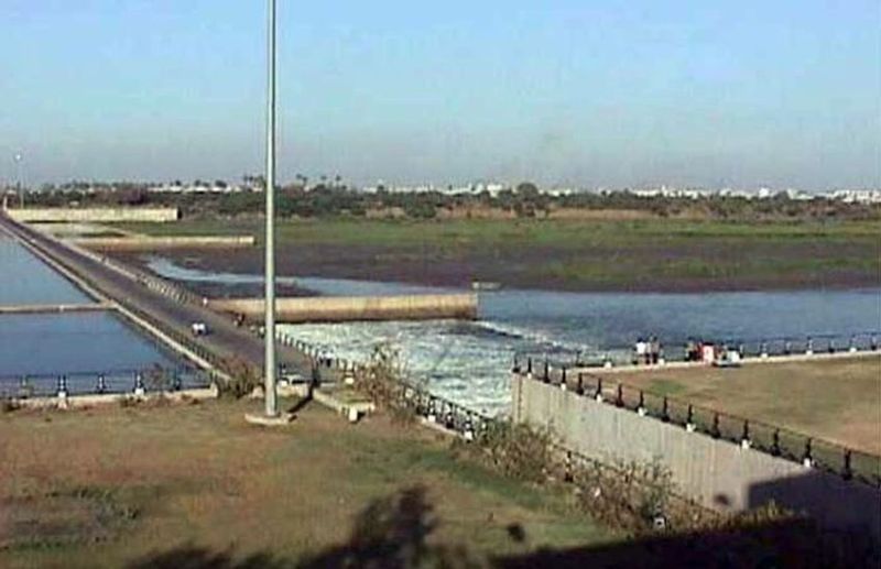 Surat/ दूषित पानी की समस्या से निपटने के लिए उकाई बांध से छो़ड़ा गया पानी